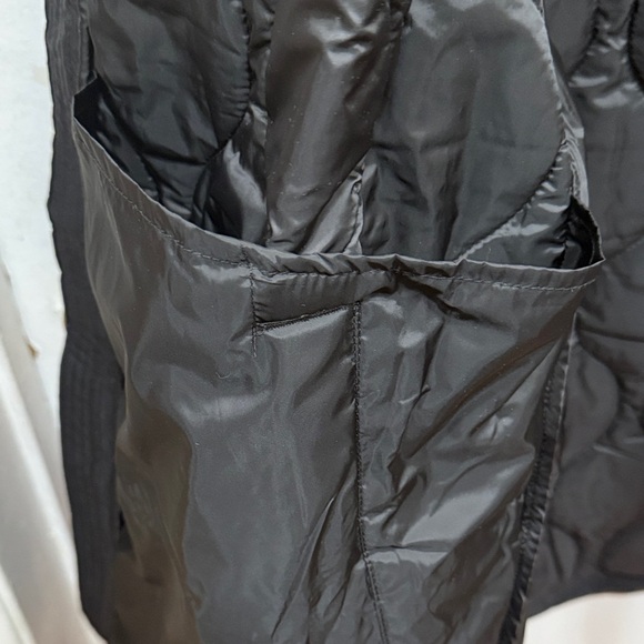 GAP Black Water-Resistant Vest - Picture 4 of 11